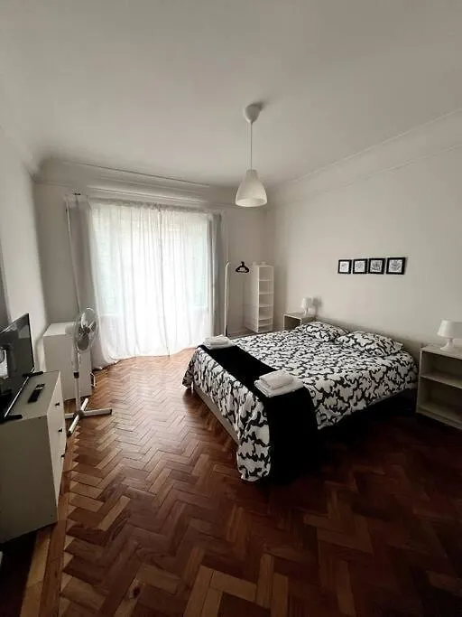 Solo Habitacion Grande Con Balcon Лиссабон 0*,